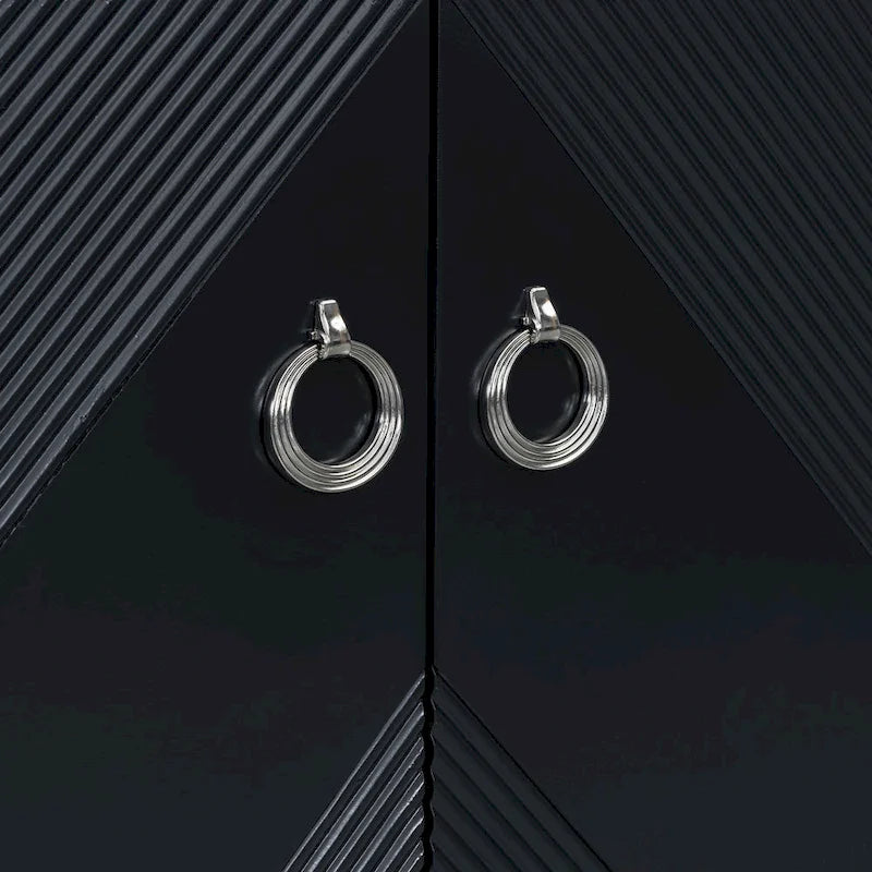 Credenza con motivo geometrico, ripiani regolabili e maniglie rotonde