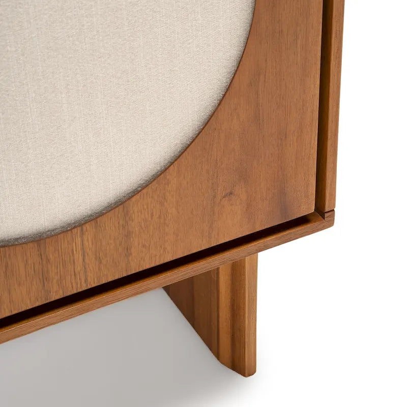 Buffet large imitation noyer avec portes en tissu et poignées en laiton